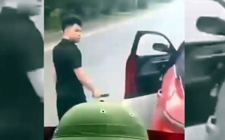 Clip: Thanh niên dám vác gậy ra hành hung người khác thế mà lại sợ cái điện thoại...