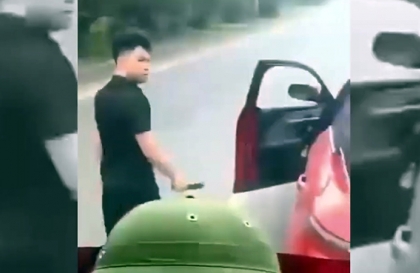 Clip: Thanh niên dám vác gậy ra hành hung người khác thế mà lại sợ cái điện thoại...