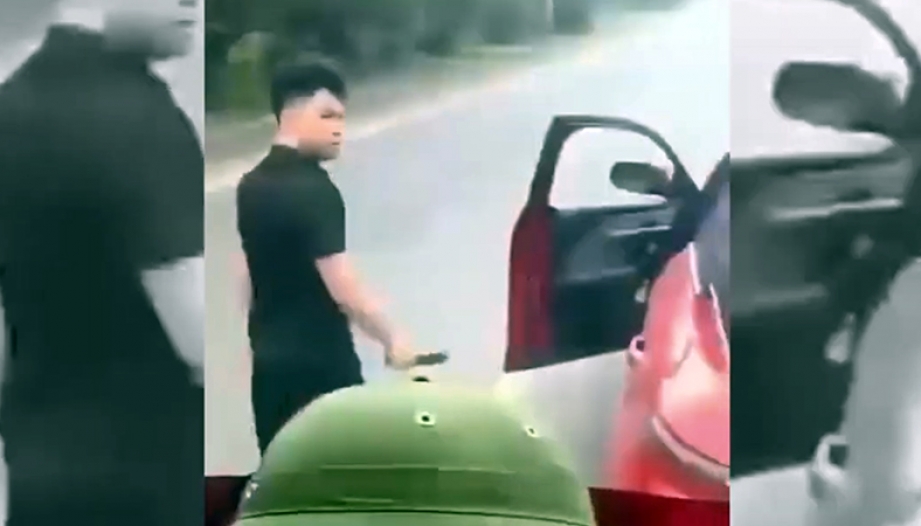 Clip: Thanh niên dám vác gậy ra hành hung người khác thế mà lại sợ cái điện thoại...