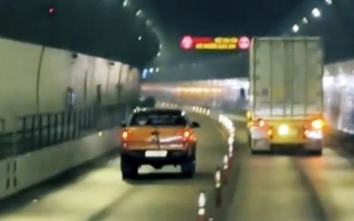 Clip: Các bác nhìn hộ có phải thanh niên chạy Ford Ranger này có