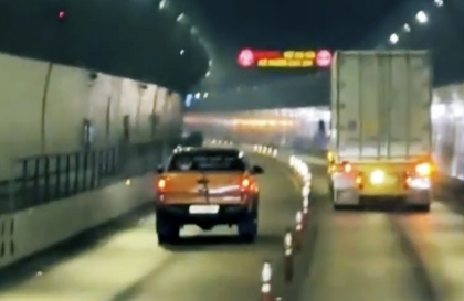 Clip: Các bác nhìn hộ có phải thanh niên chạy Ford Ranger này có