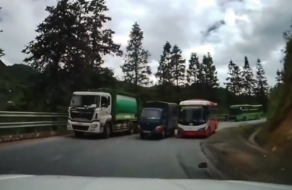 Clip: Tài xế xe chở khách mà lái xe như thế này thì có nên tiếp tục hành nghề không?