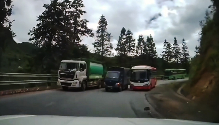 Clip: Tài xế xe chở khách mà lái xe như thế này thì có nên tiếp tục hành nghề không?