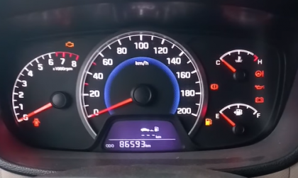 Các bác đi Hyundai Grand i10 có bị báo ảo mức xăng thế này không?