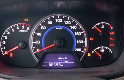 Các bác đi Hyundai Grand i10 có bị báo ảo mức xăng thế này không?