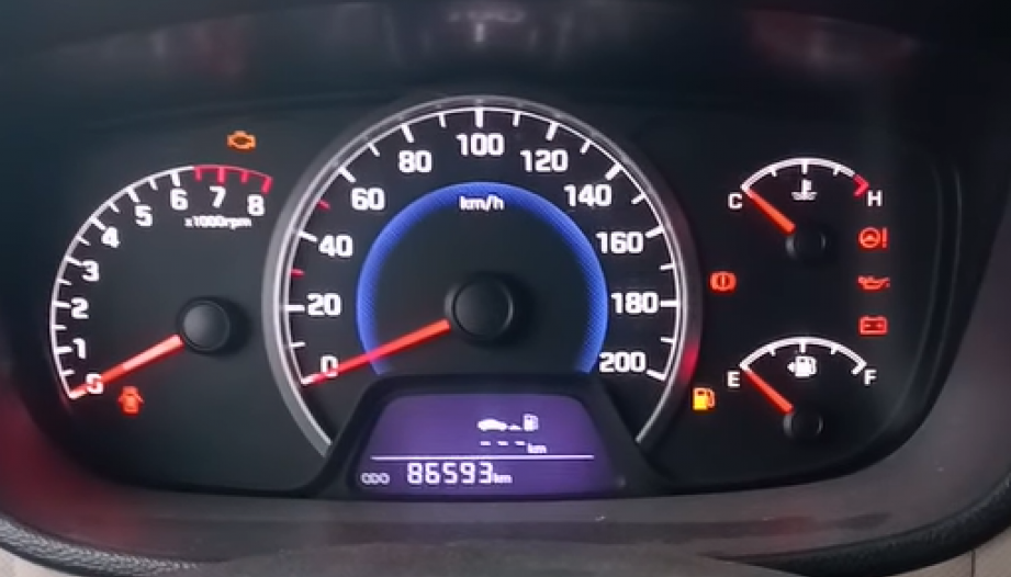 Các bác đi Hyundai Grand i10 có bị báo ảo mức xăng thế này không?