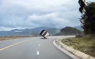  Clip TNGT: Nói thật đi, tình huống này các bác gọi tên ai???