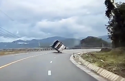  Clip TNGT: Nói thật đi, tình huống này các bác gọi tên ai???