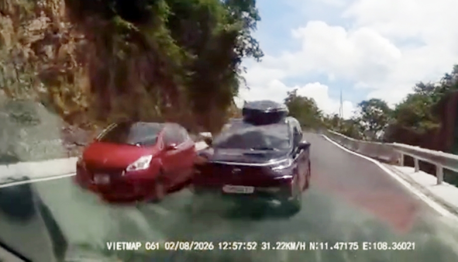 Clip: Các bác xem giúp clip này có gửi tới cục CSGT hộ bác Toyota Veloz được không?