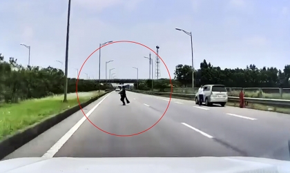 Clip: Tài xế phanh chổng đít trên cao tốc tránh bà chị đang tung cánh bay sang vạt cỏ may giữa đường