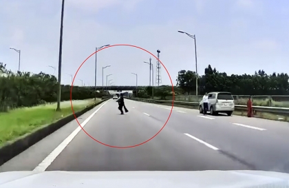 Clip: Tài xế phanh chổng đít trên cao tốc tránh bà chị đang tung cánh bay sang vạt cỏ may giữa đường