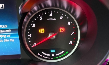 Các cụ cho hỏi xe Mercedes C-Class báo lỗi phanh gì đây?