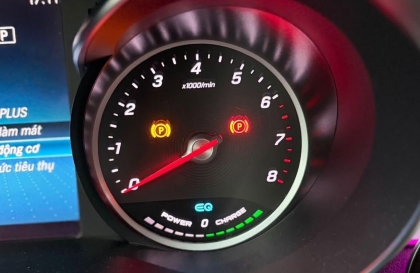Các cụ cho hỏi xe Mercedes C-Class báo lỗi phanh gì đây?