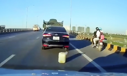  Clip TNGT: Theo các bác, cái can trắng đang để ở đuôi Vios kia để làm gì???