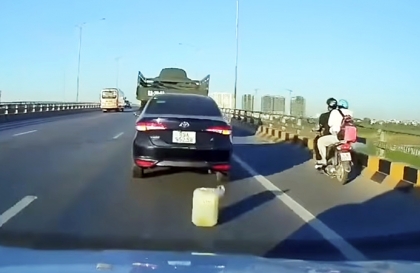 Clip TNGT: Theo các bác, cái can trắng đang để ở đuôi Vios kia để làm gì???