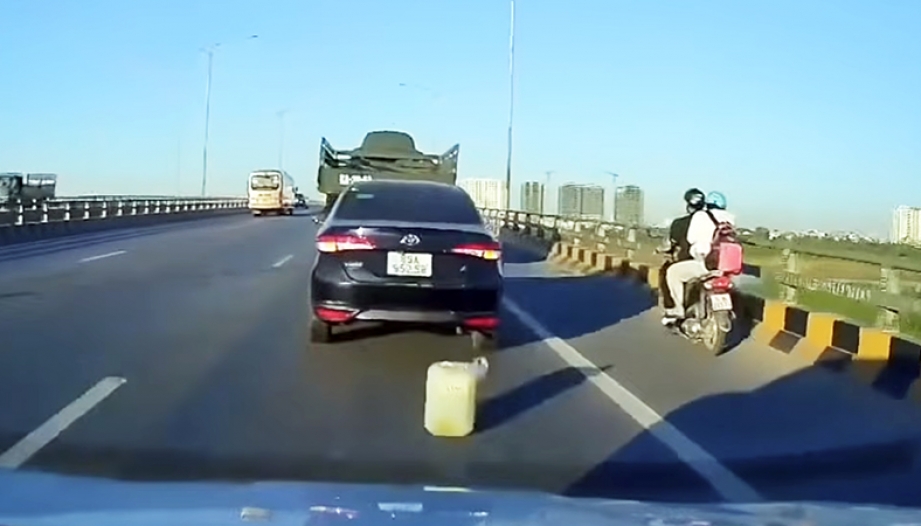  Clip TNGT: Theo các bác, cái can trắng đang để ở đuôi Vios kia để làm gì???