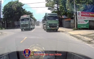 Clip: Trường hợp này theo các bác nên tung cửa bỏ chạy hay ngồi im đợi nó lao tới