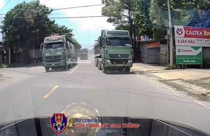 Clip: Trường hợp này theo các bác nên tung cửa bỏ chạy hay ngồi im đợi nó lao tới
