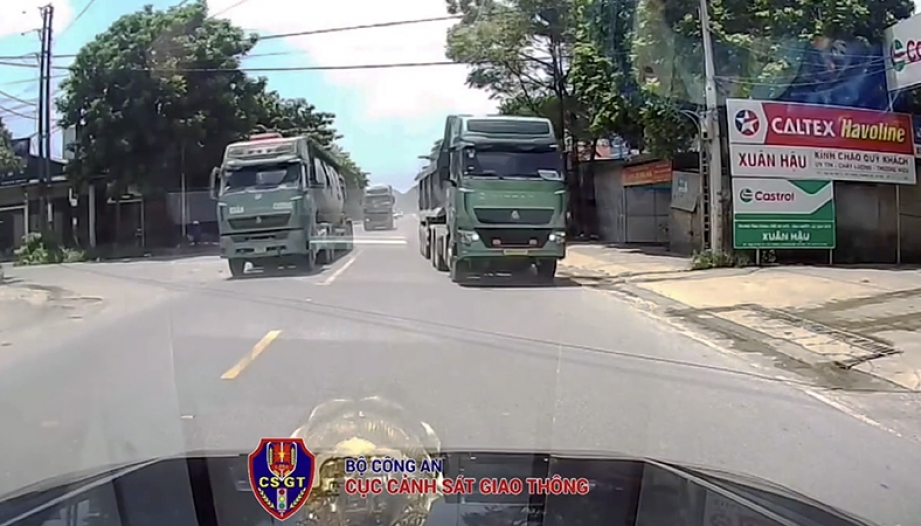 Clip: Trường hợp này theo các bác nên tung cửa bỏ chạy hay ngồi im đợi nó lao tới