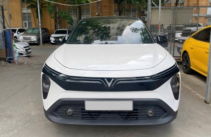 VinFast MPV 7 của em bị hết ắc quy thế này thì có nên đi bảo hành không?
