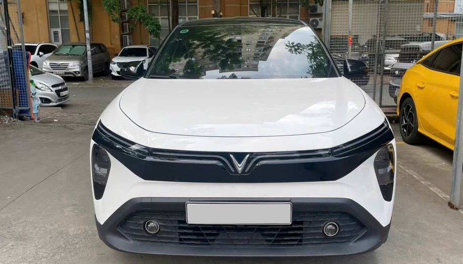 VinFast MPV 7 của em bị hết ắc quy thế này thì có nên đi bảo hành không?