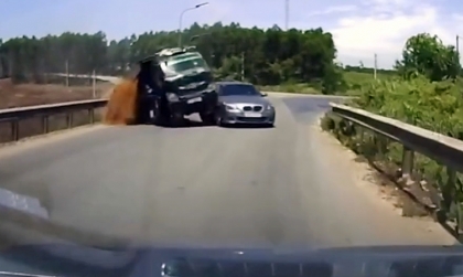 Clip TNGT: Tài xế BMW vào cua ẩu. đâm lật xe tải trên lối dẫn vào cao tốc