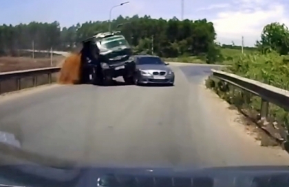 Clip TNGT: Tài xế BMW vào cua ẩu. đâm lật xe tải trên lối dẫn vào cao tốc
