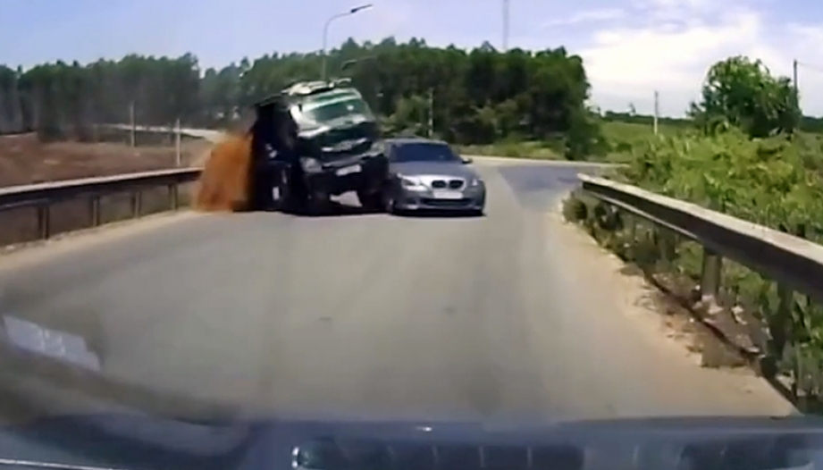 Clip TNGT: Tài xế BMW vào cua ẩu. đâm lật xe tải trên lối dẫn vào cao tốc