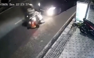 Clip TNGT: Tài xế sedan màu đen to tội vì cố tình đâm xe máy bỏ chạy sau tai nạn