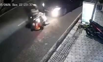  Clip TNGT: Tài xế sedan màu đen to tội vì cố tình đâm xe máy bỏ chạy sau tai nạn