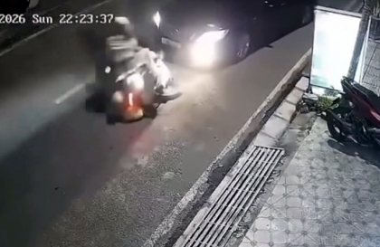 Clip TNGT: Tài xế sedan màu đen to tội vì cố tình đâm xe máy bỏ chạy sau tai nạn