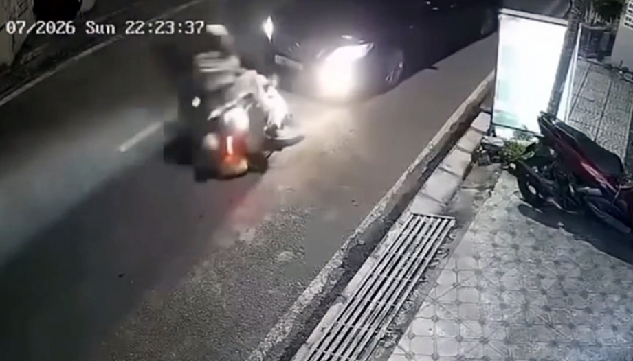  Clip TNGT: Tài xế sedan màu đen to tội vì cố tình đâm xe máy bỏ chạy sau tai nạn