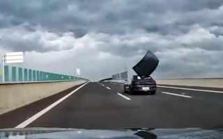 Clip TNGT: Kính chắn gió sau của BYD văng trúng xe khác trên cao tốc