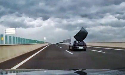  Clip TNGT: Kính chắn gió sau của BYD văng trúng xe khác trên cao tốc