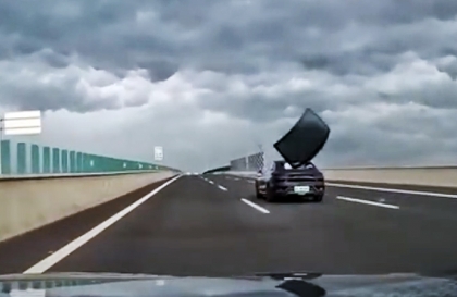  Clip TNGT: Kính chắn gió sau của BYD văng trúng xe khác trên cao tốc