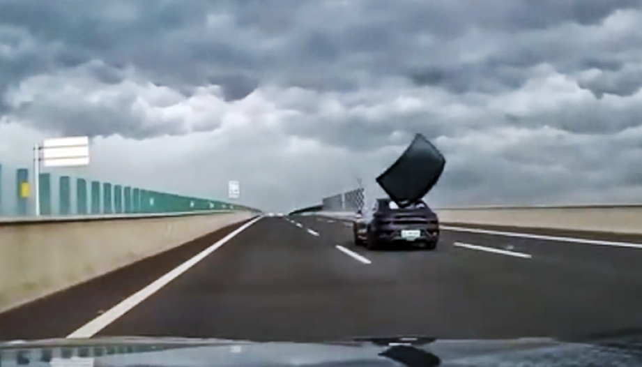  Clip TNGT: Kính chắn gió sau của BYD văng trúng xe khác trên cao tốc