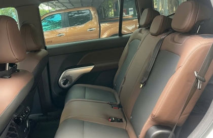 Vinfast MPV7 không có âm thanh 2 loa sau đúng không?