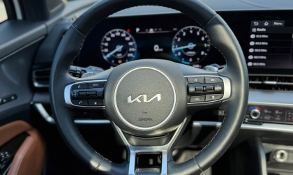 Các bác cho hỏi xe Kia Sportage HEV bị tụt số km còn lại thế này là sao nhỉ?