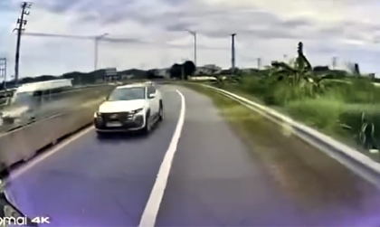 Clip: Hyundai Tucson và Ford Everest nối đuôi nhau đi ngược chiều lên cao tốc