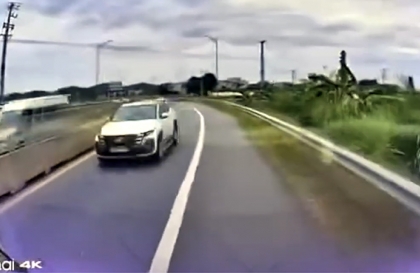 Clip: Hyundai Tucson và Ford Everest nối đuôi nhau đi ngược chiều lên cao tốc