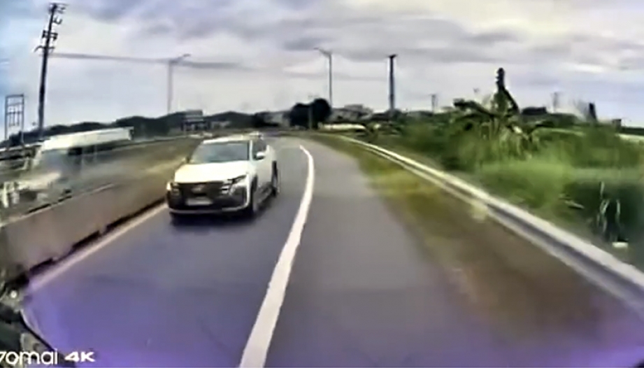 Clip: Hyundai Tucson và Ford Everest nối đuôi nhau đi ngược chiều lên cao tốc