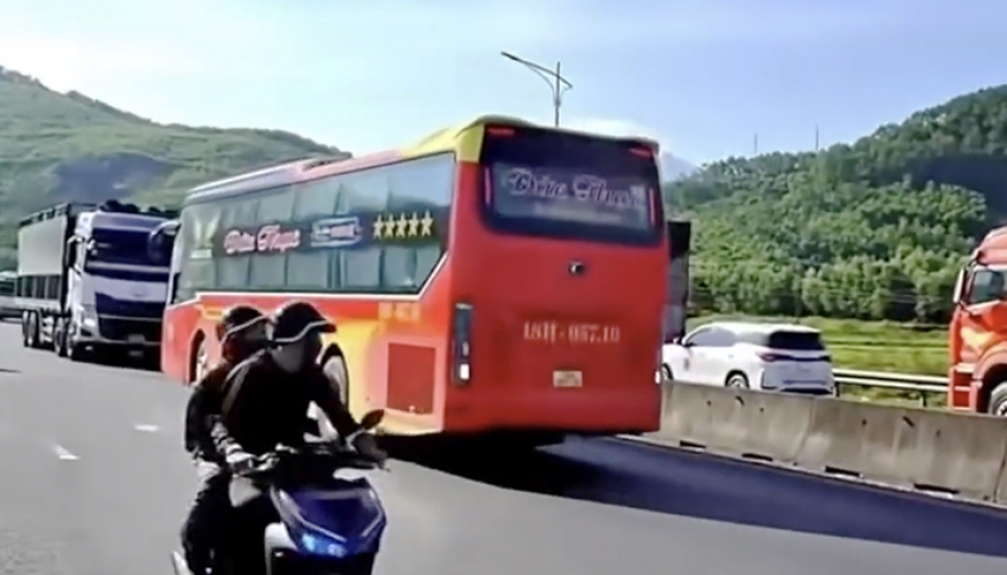 Clip: Kỹ năng lái xe của nó tốt thế cơ mà... nộp phạt