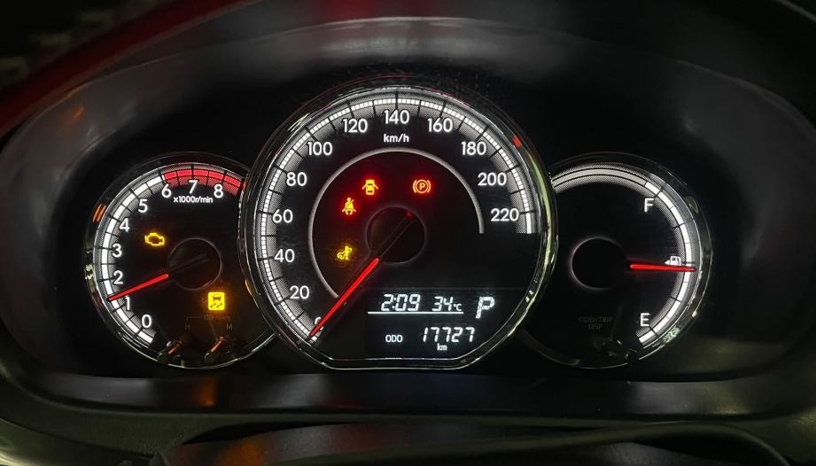Toyota Vios bị lỗi trên đồng hồ là sao các bác?