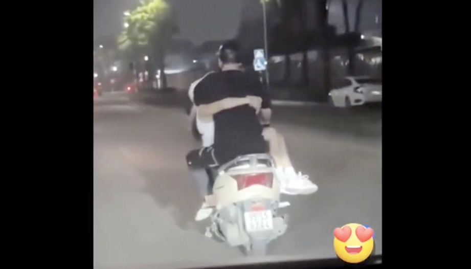  Clip: Ngoài kia, người ta yêu nhau thế cơ mà...