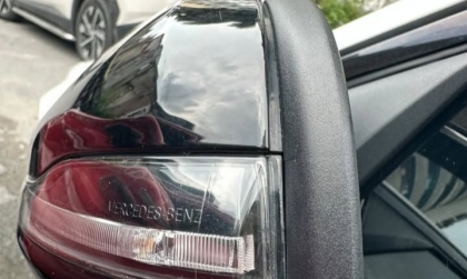 Xe GLC không cụp gương được khi ấn chìa kháo cửa thì phải làm sao?