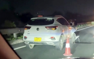 Clip TNGT: MG ZS tan nát vì đâm vào đuôi Defender trên cao tốc Pháp Vân - Cầu Giẽ