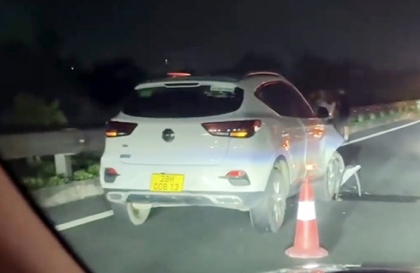  Clip TNGT: MG ZS tan nát vì đâm vào đuôi Defender trên cao tốc Pháp Vân - Cầu Giẽ 