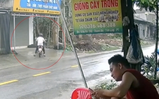 Clip: Trực chỉ bụi chuối, chả hiểu ông chú đi đứng thế nào...