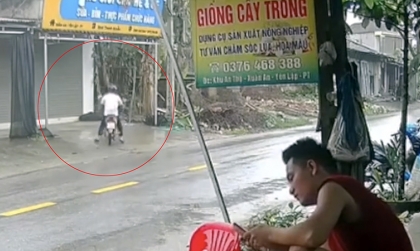 Clip: Trực chỉ bụi chuối, chả hiểu ông chú đi đứng thế nào...