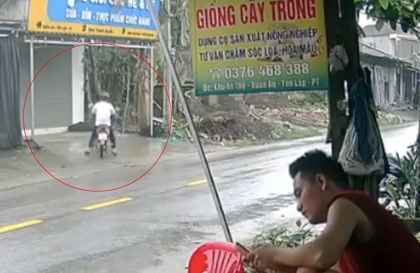 Clip: Trực chỉ bụi chuối, chả hiểu ông chú đi đứng thế nào...